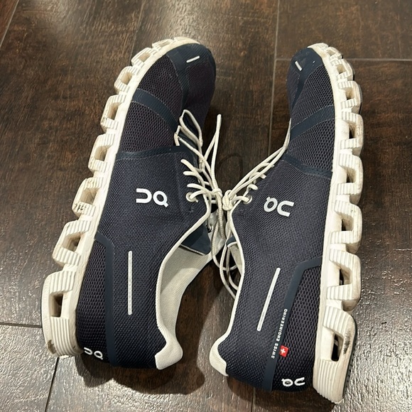 ON Cloud 5 Running Shoe in Midnight / White Size 12.5 main image 3
